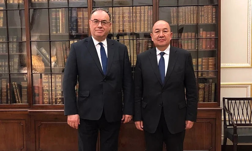 Главы Нацбанка КР и Банка Англии обсудили развитие платежных систем и CBDC